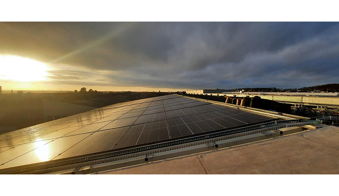 Große PV-Anlage auf einem Flachdach Große PV-Anlage auf einem Flachdach