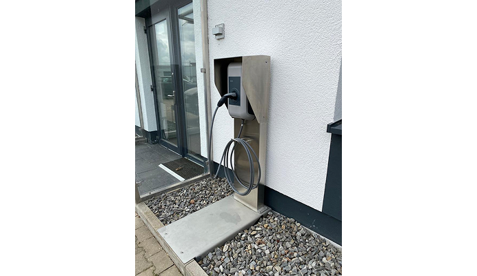 Moderne Wallbox an einer Hauswand Moderne Wallbox an einer Hauswand