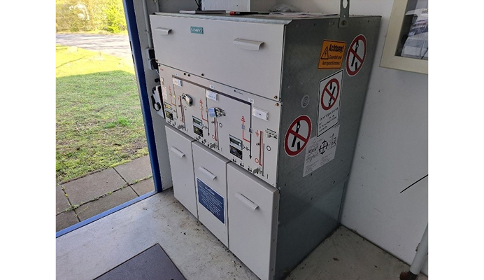 Elektrischer Schaltschrank in einem Technikraum mit Warnhinweisen und Bedienelementen. Elektrischer Schaltschrank in einem Technikraum mit Warnhinweisen und Bedienelementen.