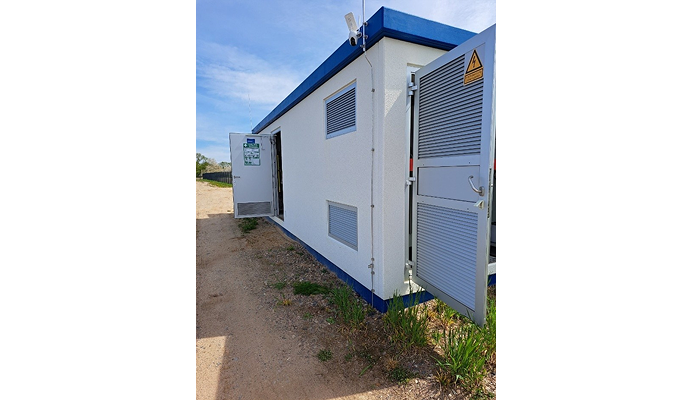 Technikcontainer mit geöffneten Türen und Lüftungsgittern Technikcontainer mit geöffneten Türen und Lüftungsgittern