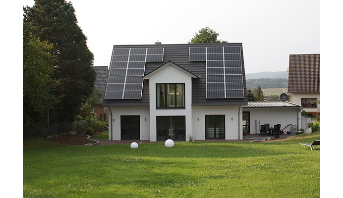 weißes Haus mit PV-Anlage auf dem Dach weißes Haus mit PV-Anlage auf dem Dach