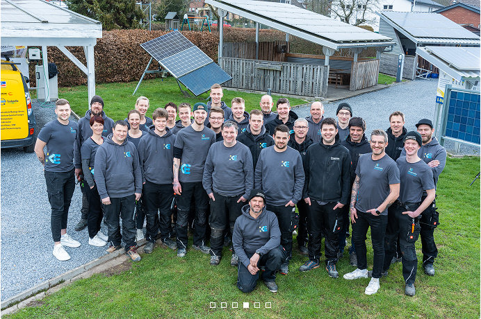 Teamfoto mit allen Mitarbeitern - großes Team mit 28 Personen