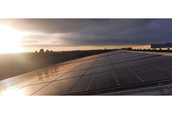PV-Anlage auf dem Dach mit Sonnenaufgang
